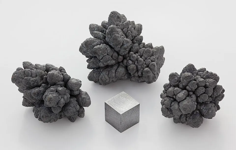 Electrolytic lead with a 1 cm3 cube