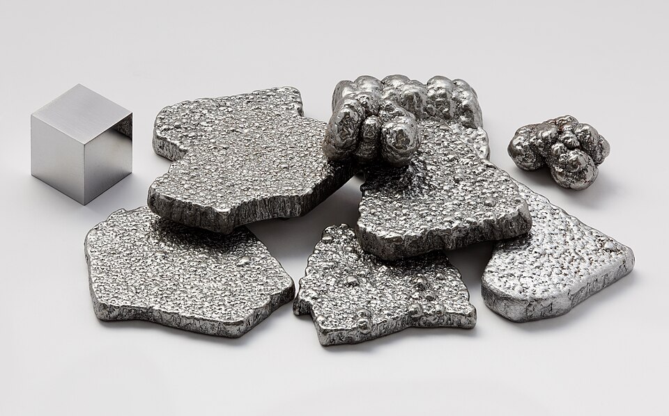 Electrolytic iron with a 1 cm3 cube