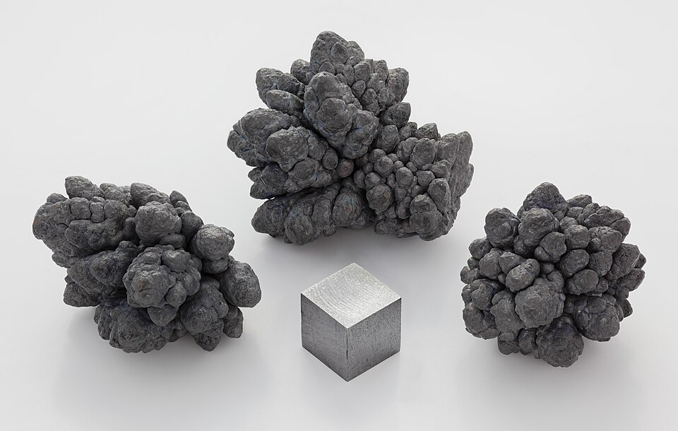 Electrolytic lead with a 1 cm3 cube